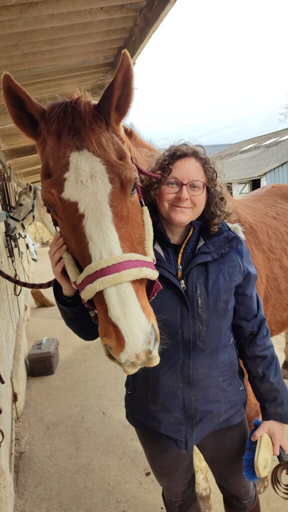 Marie Fréville ostéopathe animalier avec un cheval