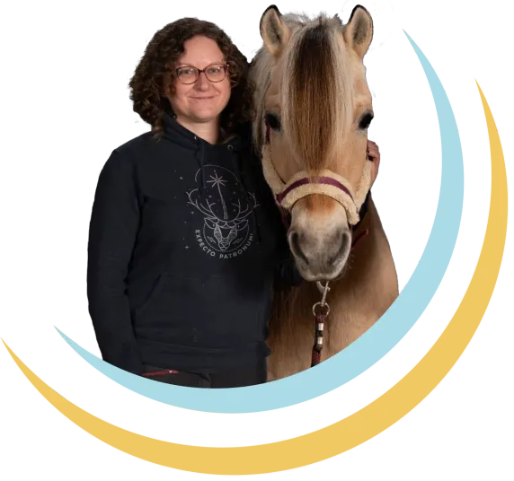 Marie Fréville ostéopathe animalier avec un cheval de face