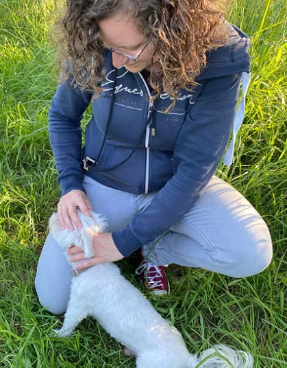 Marie Fréville ostéopathe animalier applique une technique crânienne sur un chien