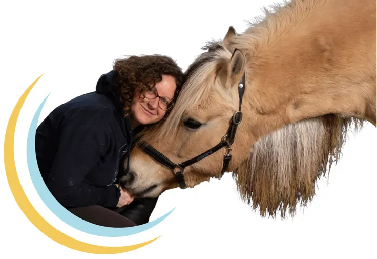 Photo de Marie Fréville ostéopathe animalier avec un cheval