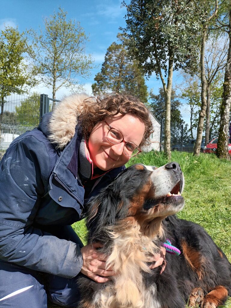 Marie Fréville ostéopathe animalier avec un chien